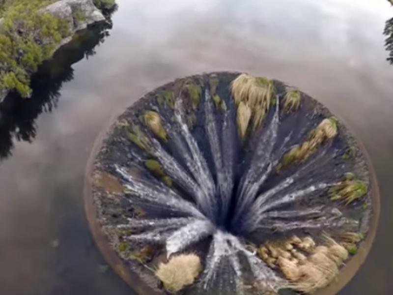 Η απόκοσμη τρύπα σε λίμνη που «ρουφάει» το νερό (Φωτογραφίες)