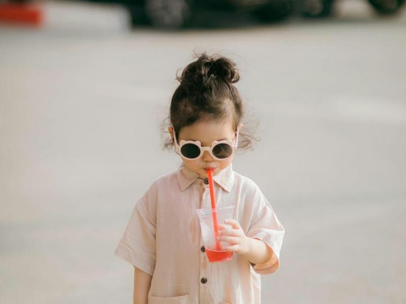 Παιδιά πίνουν αναψυκτικά