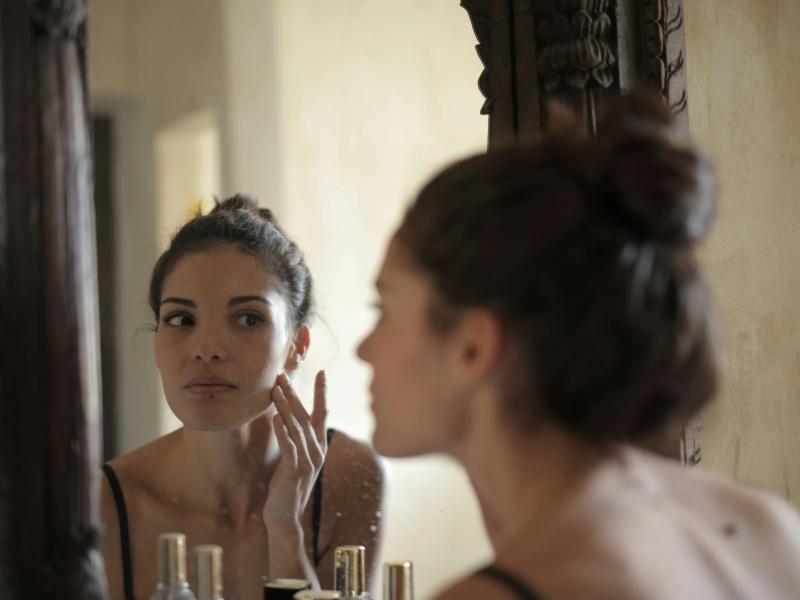 Ραγδαία αύξηση στις αισθητικές επεμβάσεις από νεαρά άτομα – Τι αποκαλύπτουν ειδικοί για το φαινόμενο