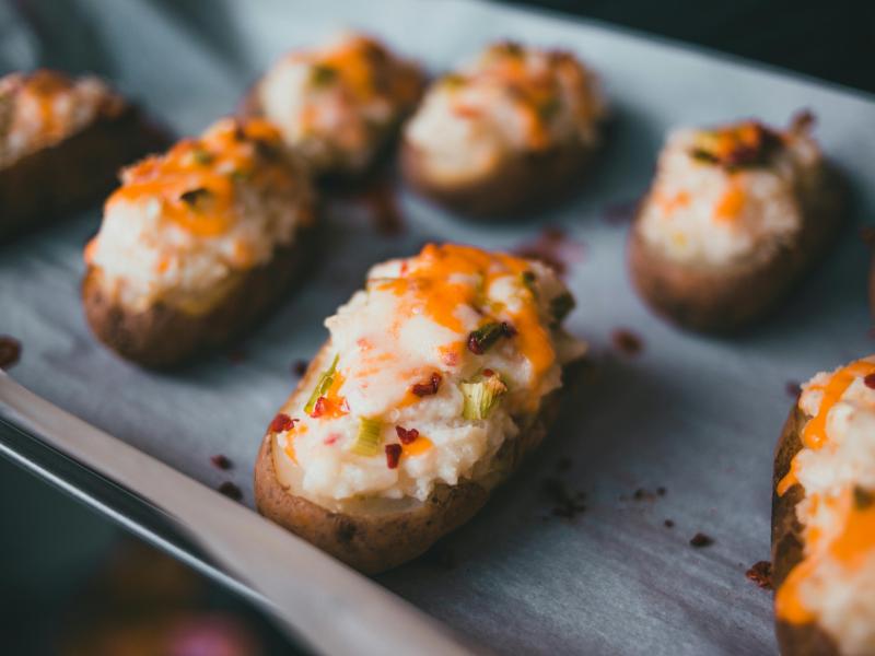 Τραγανές ψητές πατάτες με τη φλούδα