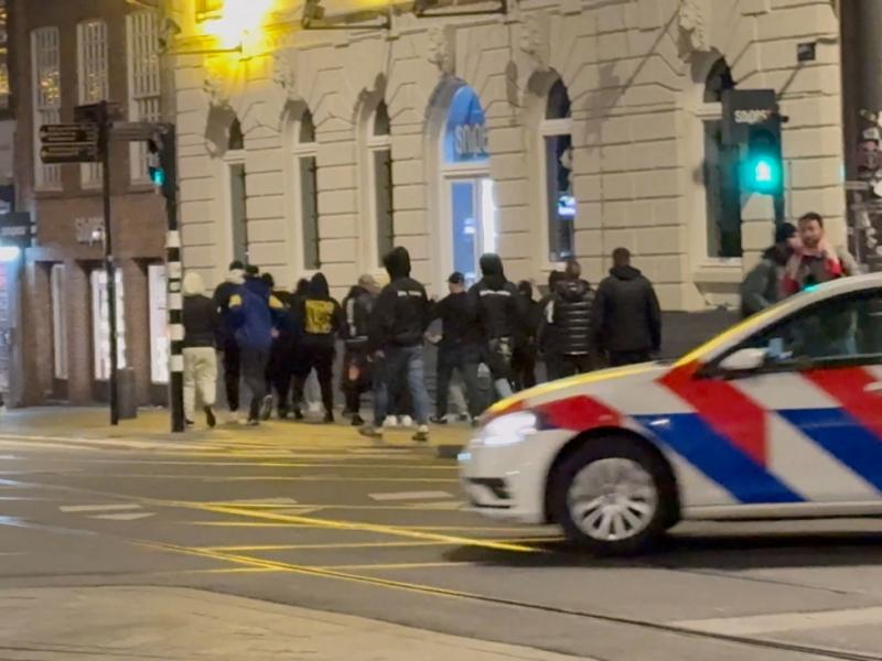 Άμστερνταμ: Αντιμετώπιση ισραηλινών οπαδών που έσκιζαν παλαιστινιακές σημαίες και έκαναν αίσχη