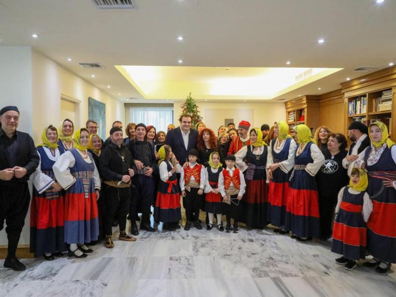 Τα κάλαντα στο γραφείο του Κυριάκου Πιερρακάκη