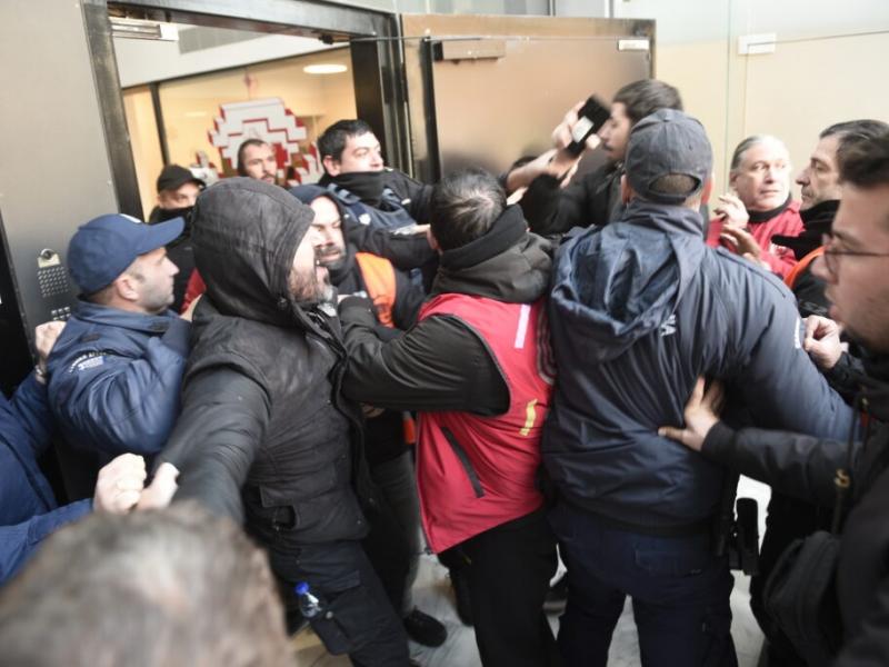 Αστυνομικοί επιτέθηκαν σε διανομείς της efood