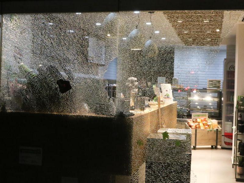 Ζημιές σε τζαμαρία καταστημάτων στην Κυψέλη