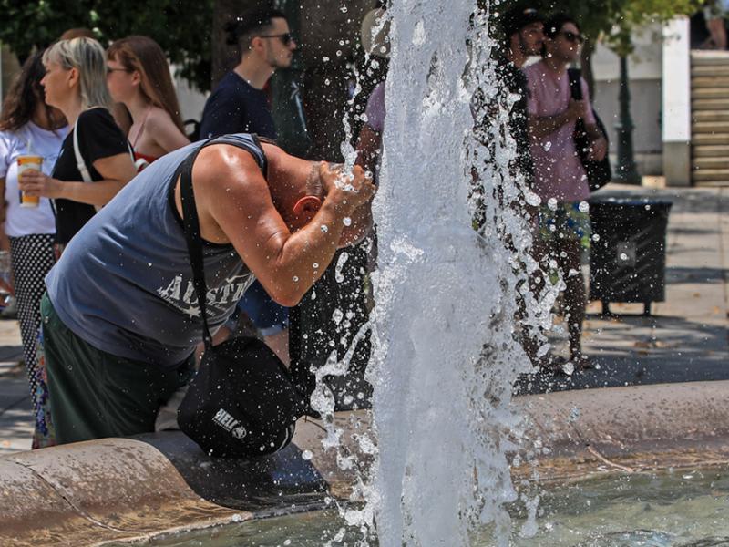 Καύσωνας: Τι φαγητά πρέπει να αποφεύγουμε και τι να προτιμούμε 