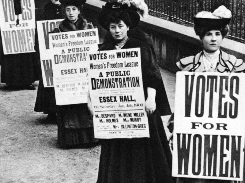 Όταν οι γυναίκες είχαν ουρά… οι Αγγλίδες Σουφραζέτες τα «έσπασαν» στο Λονδίνο διεκδικώντας δικαίωμα ψήφου
