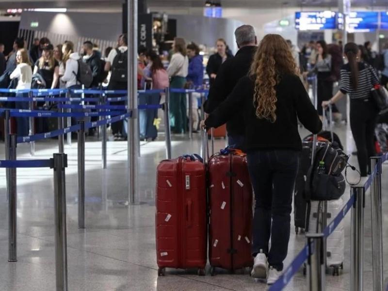 ΕΛΣΤΑΤ: Οι μισοί Ελληνες δεν έκαναν διακοπές το 2024 - Οικονομικά εμπόδια και περιορισμένες δυνατότητες