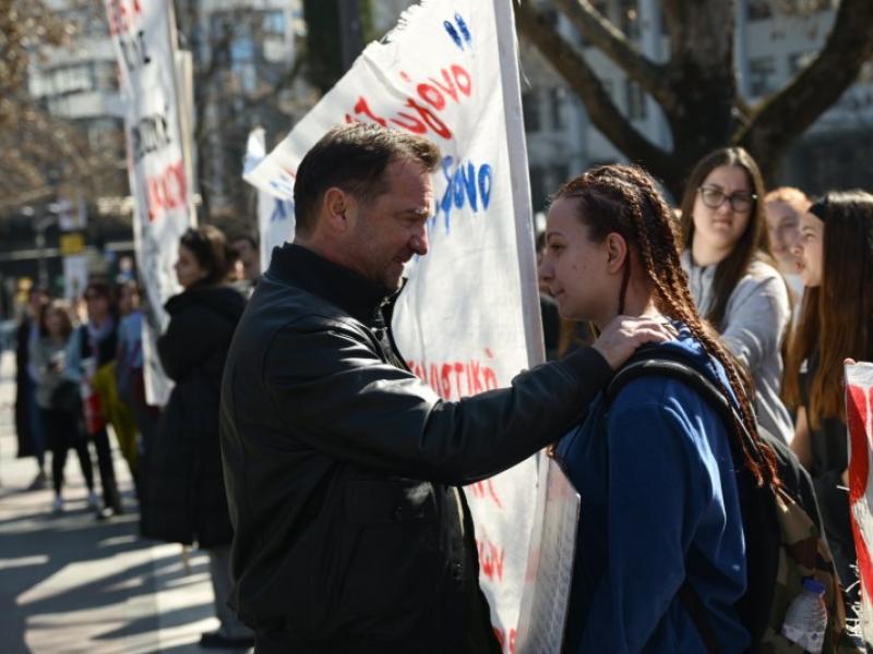 Ο Νίκος Πλακιάς συνομιλεί με μαθήτρια