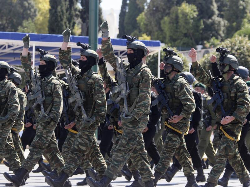 stratiotiki-parelasi