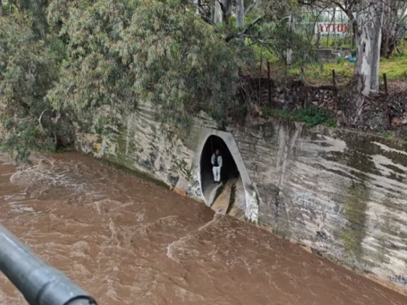 Αγωνία στα Πατήσια: Δύο άτομα παγιδεύτηκαν σε πλημμυρισμένο ρέμα