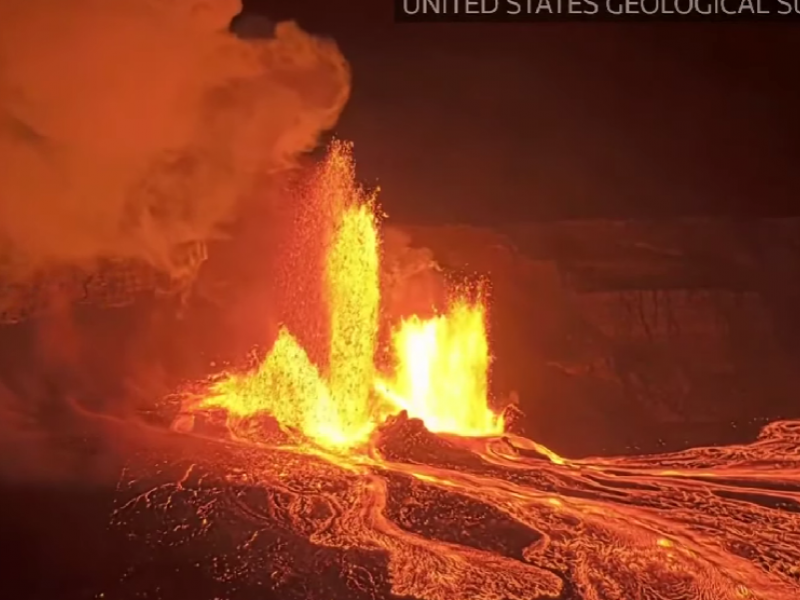 Χαβάη: Νέα έκρηξη του ηφαιστείου Κιλαουέα – Λάβα εκτινάχθηκε σε ύψος 300 μέτρων (Δείτε live)