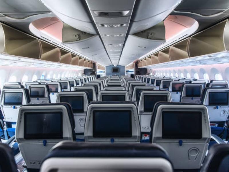 Προειδοποίηση από πρώην αεροσυνοδό: «Το παράθυρο του αεροπλάνου είναι τόσο βρώμικο όσο το πάτωμα της τουαλέτας»