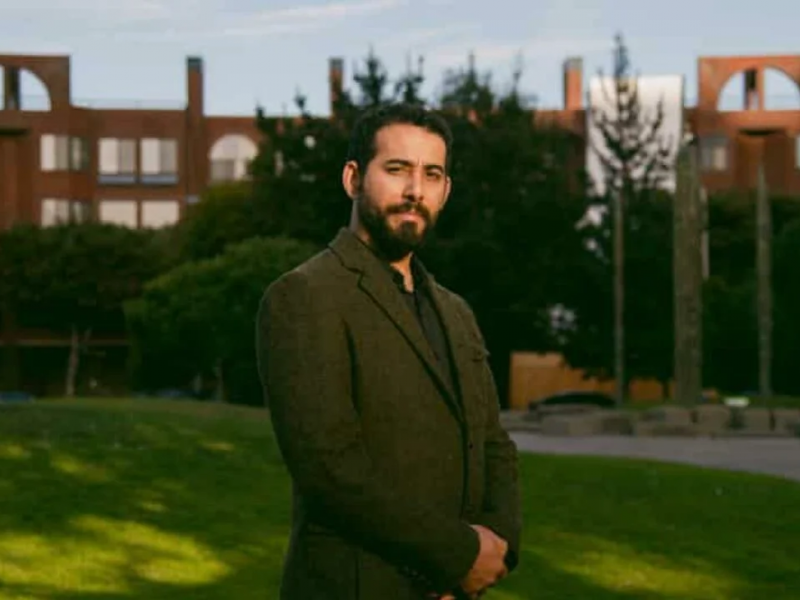 Μοσάμπ Αμπού Τόχα: Ο ποιητής της Γάζας βραβεύτηκε με Πούλιτζερ