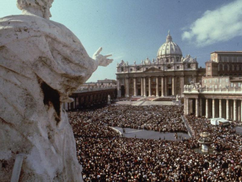 πλήθος πιστών και επισκεπτών έχει συγκεντρωθεί στην Πλατεία του Αγίου Πέτρου