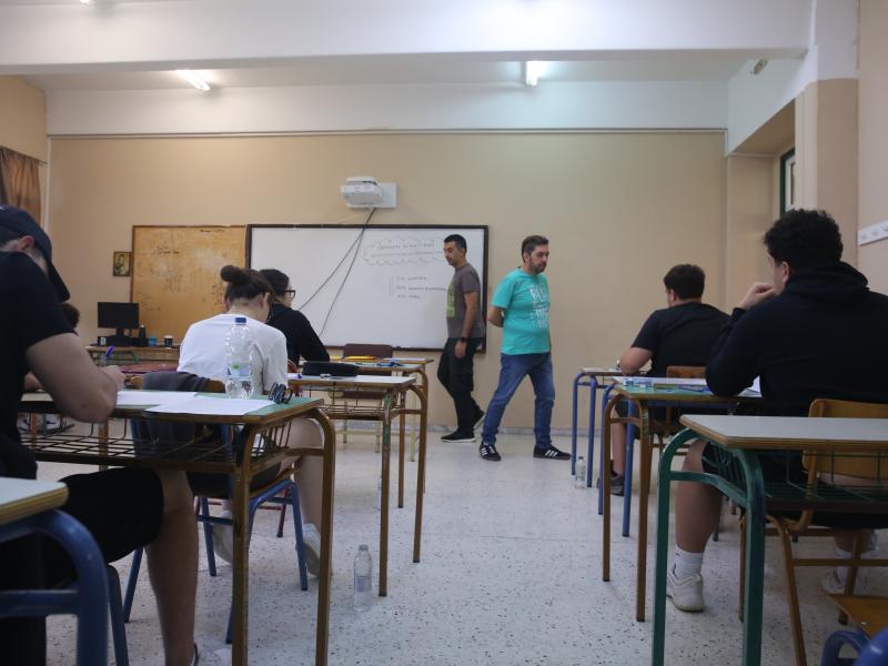 μαθητές που δίνουν πανελλήνιες