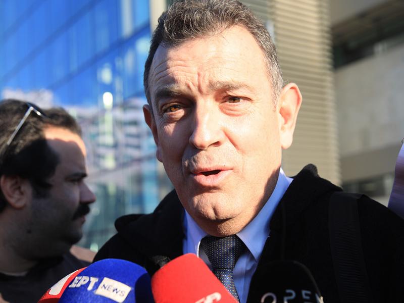 Ο βουλευτής Νίκος Παπαδόπουλος κάνει δηλώσεις στα κανάλια