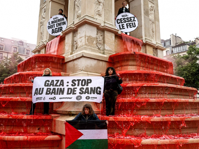 Παρίσι: Το σιντριβάνι που έγινε "λουτρό αίματος" – Κραυγή για τη σφαγή στη Γάζα