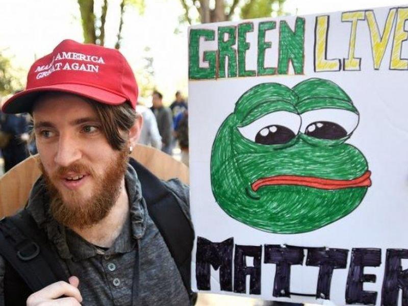Pepe the frog, ακροδεξιός MAGA κρατάει banner με τον βάτραχο