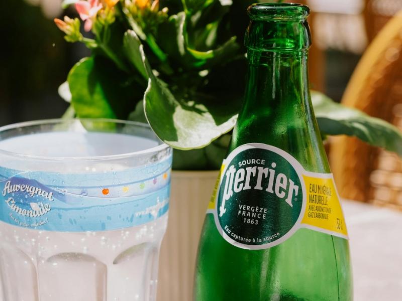 Νερό υπό πίεση: Το σκάνδαλο Perrier και η πολιτική θύελλα για τον Μακρόν