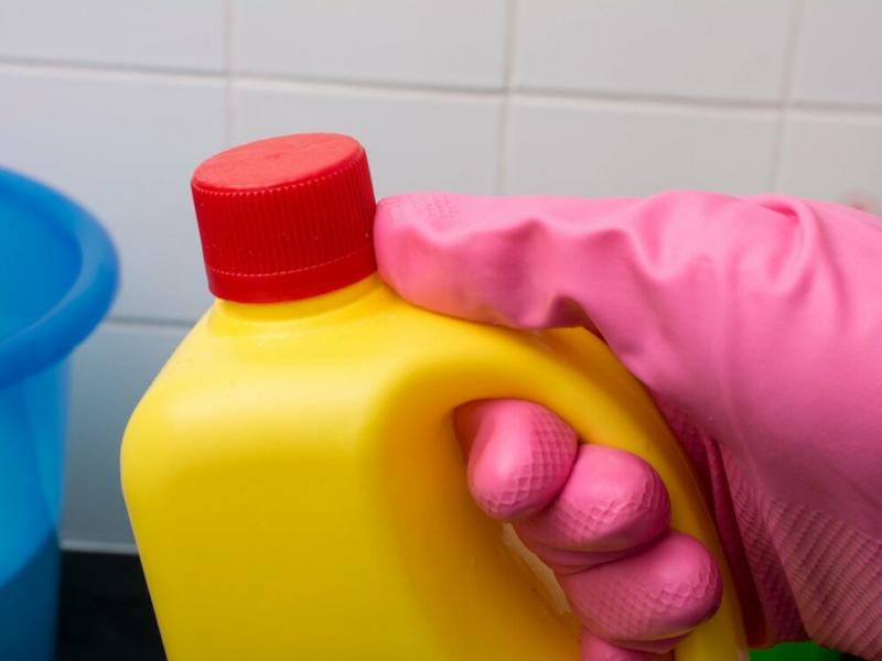 Απίστευτο περιστατικό στην Πάτρα: 60χρονη έριξε κουβά με χλωρίνη σε φοιτήτρια