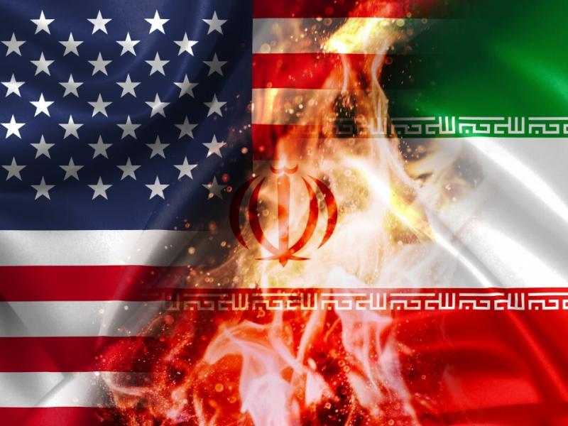 Σημαίες των ΗΠΑ και του Ιράν και στη μέση φωτιά