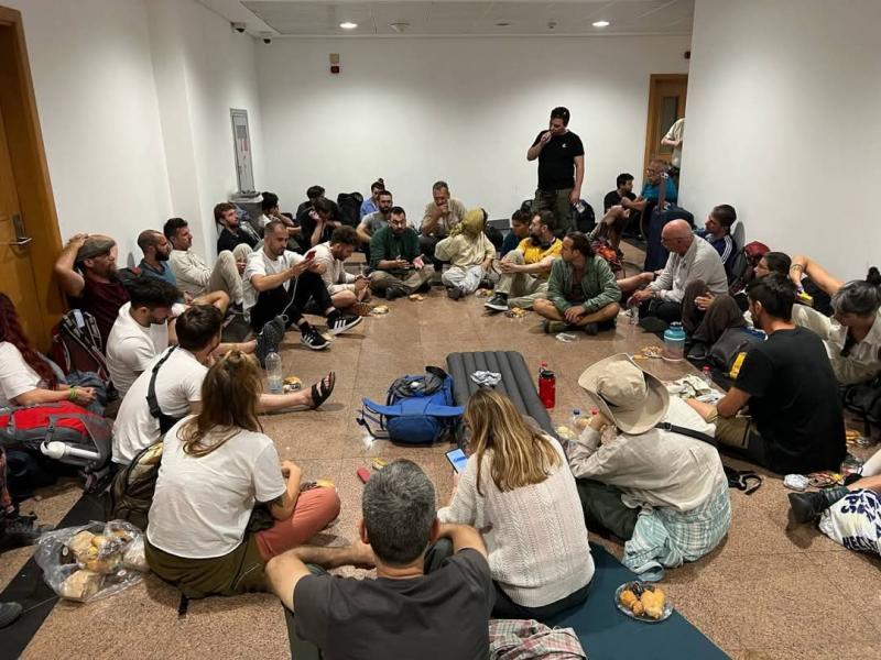 Τα μέλη της ελληνικής αποστολής που κρατήθηκαν αναίτια κατά την άφιξή τους στο αεροδρόμιο του Καΐρου 