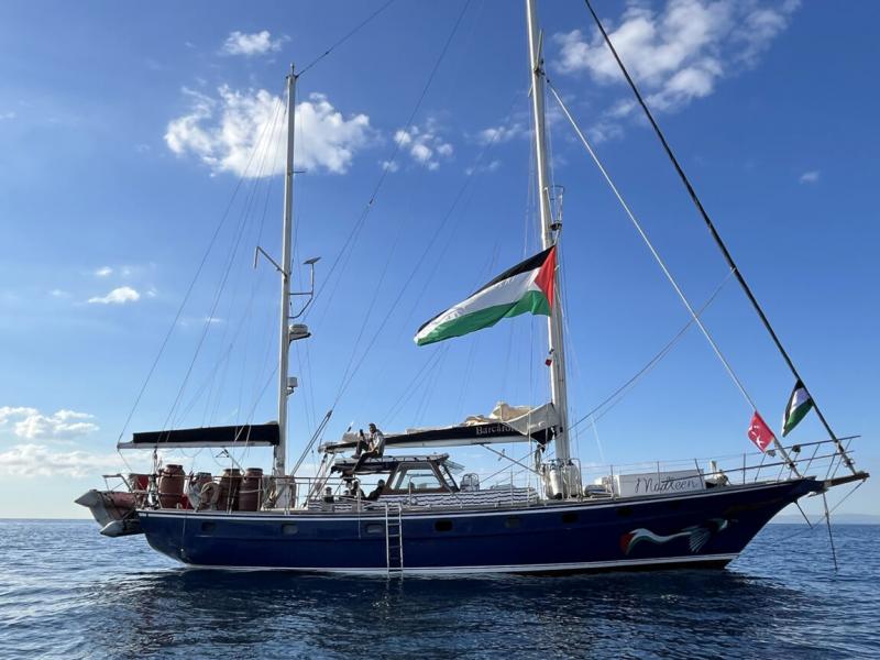Πλοίο Madleen με ανθρωπιστική βοήθεια και σημαία Παλαιστίνης