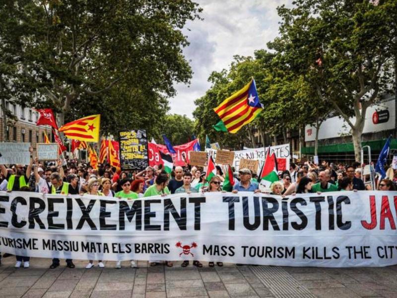 Βαρκελώνη: Με νεροπίστολα στους τουρίστες, χιλιάδες Καταλανοί διαδηλώνουν ενάντια στον υπερτουρισμό
