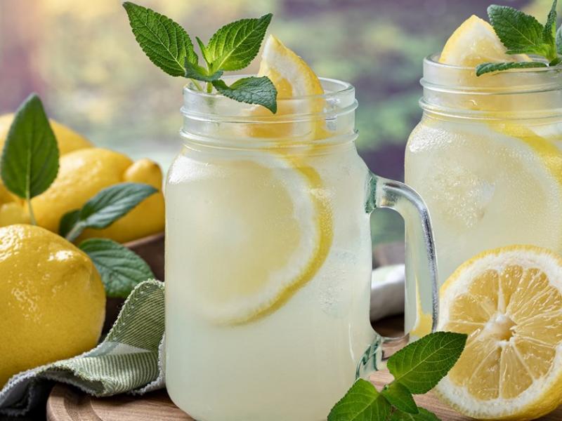 Εύκολες συνταγές για δροσιστικά και υγιεινά ροφήματα για το καλοκαίρι 