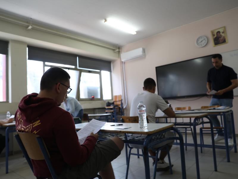 μαθητές που δίνουν πανελλήνιες