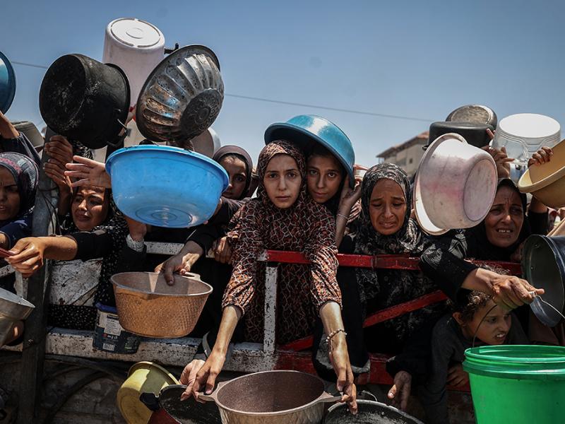 Κάτοικοι της Γάζα ψάχνουν φαγητό κρατώντας τσουκάλες 