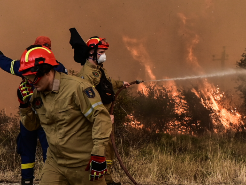 Φωτιά στην Κεφαλονιά: Εκκενώνονται τρία χωριά, ενισχύθηκαν οι δυνάμεις με 10 εναέρια μέσα