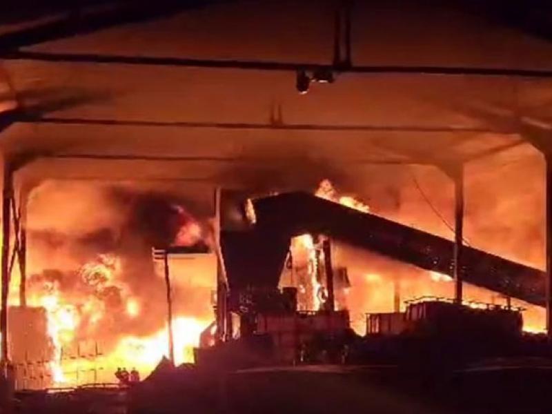 Μεγάλη φωτιά στα Χυτήρια Μυτιλήνης: Μαύροι καπνοί και στάχτες στην ευρύτερη περιοχή 