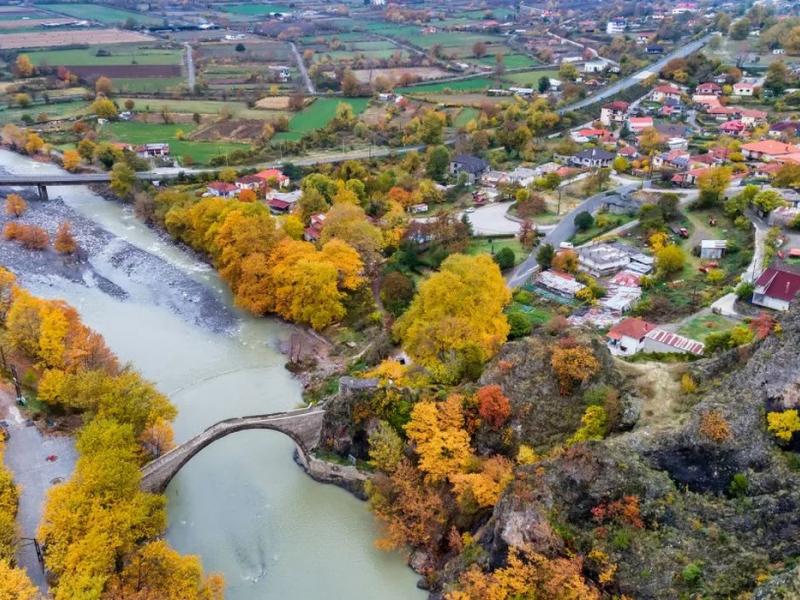 Από τους 85 κατοίκους χωριού της Κόνιτσας οι 21 είναι μαθητές (Δημοτικού και Γυμνασίου)!