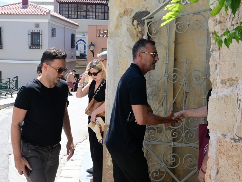 «Το Παρά Πέντε» αποχαιρετά τον Γεράσιμο Μιχελή – Θλίψη στο τελευταίο αντίο