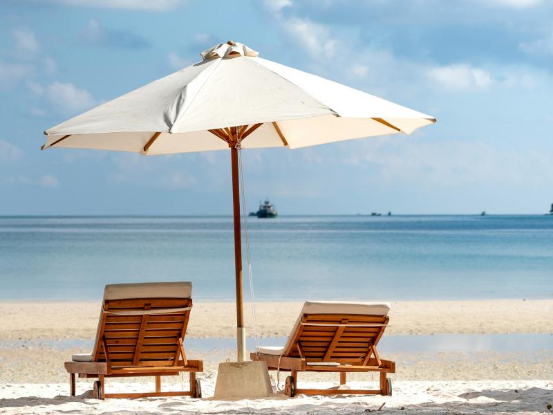 Ξαπλώστρες σε παραλία