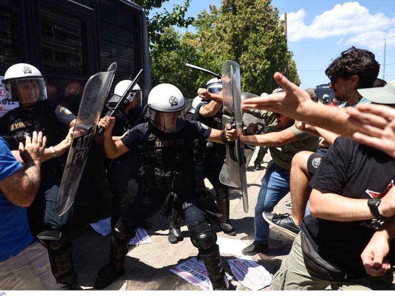 Ένταση στη Σύνοδο των Πρυτάνεων: ΜΑΤ ρίχνουν δακρυγόνα στους φοιτητές