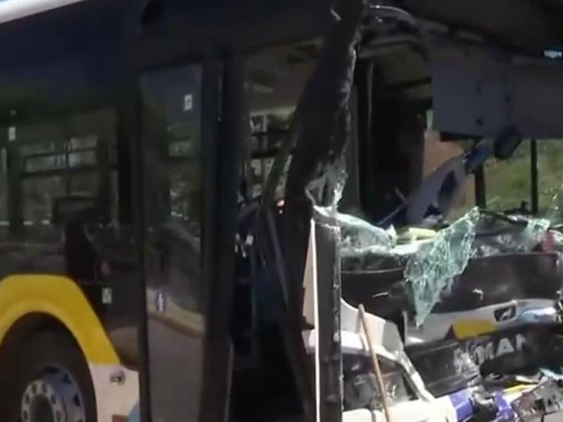Σοβαρό τροχαίο με σύγκρουση λεωφορείων στη Βούλα: Στους 32 οι τραυματίες