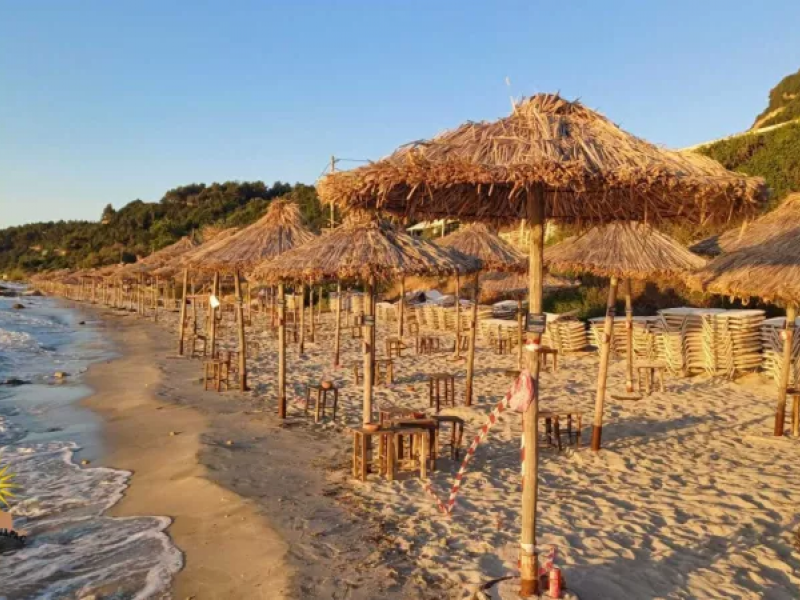 Παραλία με ομπρέλες στην Χαλκιδική