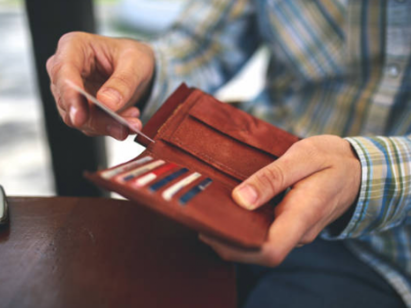4 πράγματα που καλό είναι να μη βρίσκονται στο πορτοφόλι σου