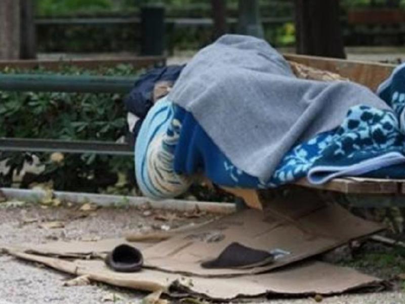 Μάνα και γιος στον δρόμο: Το αόρατο δράμα μιας οικογένειας