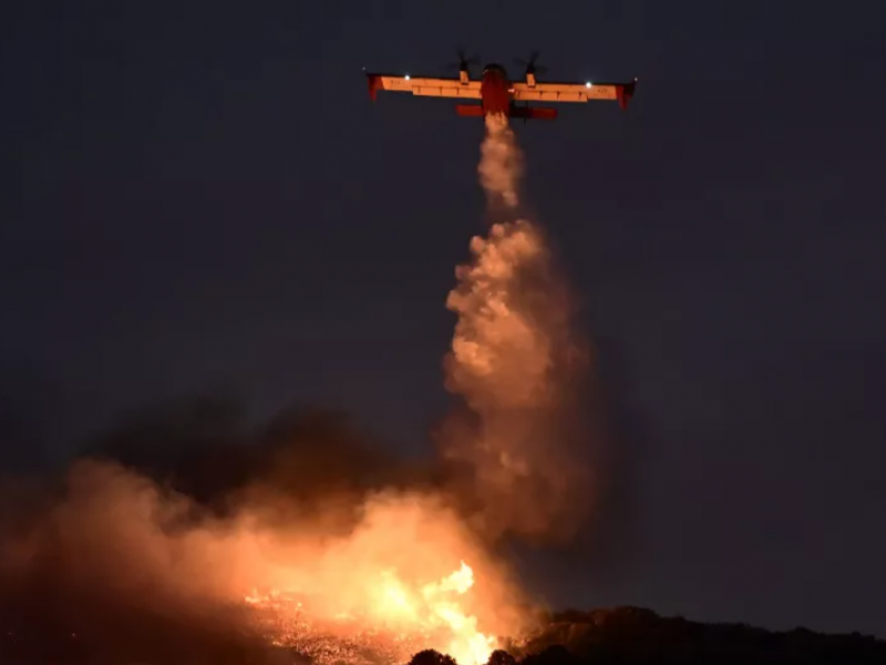 Φωτιά στην Κερατέα: Απίστευτα πλάνα με Canadair που κάνει ρίψεις μετά τη δύση του ηλίου (Βίντεο)