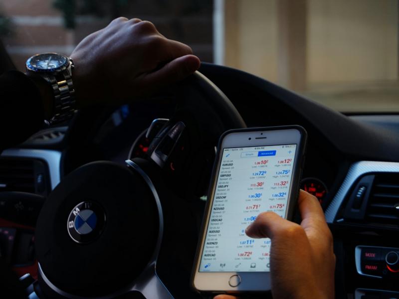 Κινητό στο αυτοκίνητο