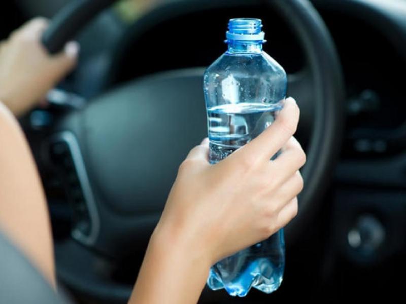 Πλαστικό μπουκάλι στο αυτοκίνητο