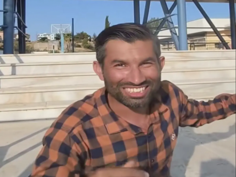 Ο Χαν από το Πακιστάν: «Διψάω για γνώση!» – Η χαρά ενός εργάτη που γράφτηκε σε Σχολείο Δεύτερης Ευκαιρίας