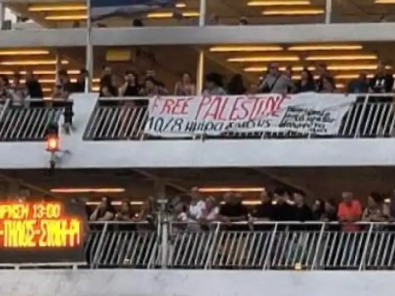 Πανό για την Παλαιστίνη σε πλοίο της Blue Star