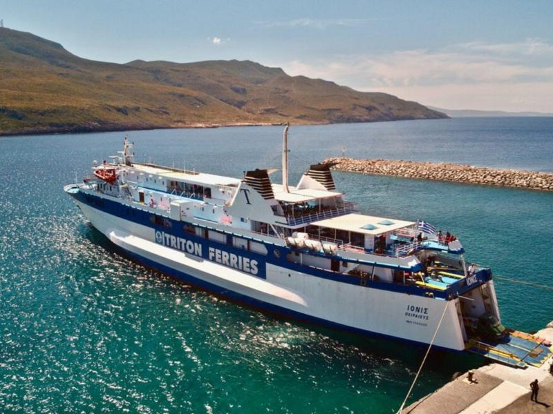 Το ΙΟΝΙΣ έδεσε με ασφάλεια στο λιμάνι του Λαυρίου – Έπλεε με μια μηχανή