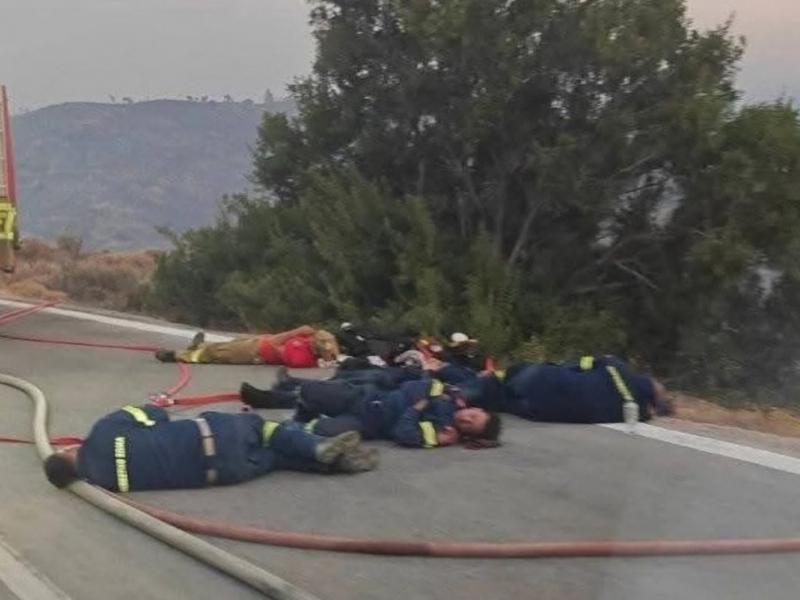 Σπαρακτική φωτογραφία από τους αποκαμωμένους πυροσβέστες στη Χίο (Φώτο)