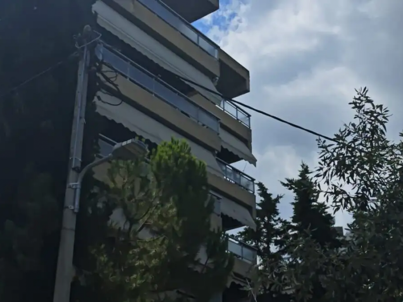 Συναγερμός στον Χολαργό: 57χρονος ταμπουρώθηκε στο διαμέρισμά του και πετάει μολότοφ σε αστυνομικούς - Απειλεί με όπλο περαστικούς