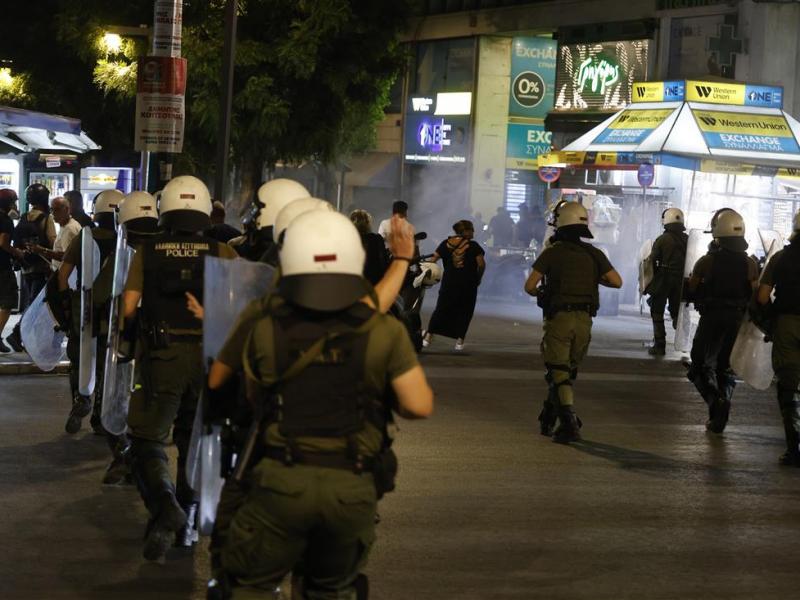 Επεισόδια στο Σύνταγμα: Επίθεση της αστυνομίας, συλλήψεις και προσαγωγές μετά τη διαμαρτυρία για τα Τέμπη